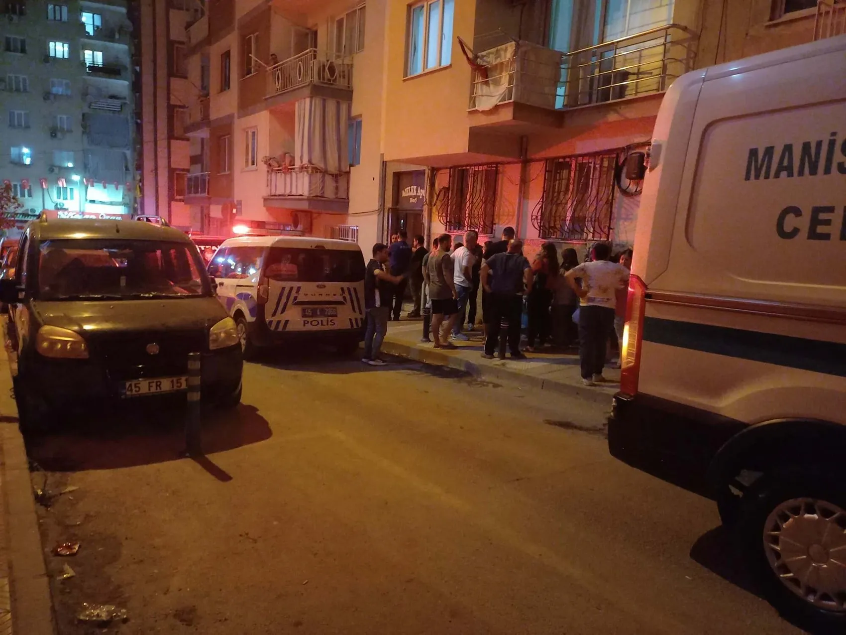 Manisa'da apartman dairesinden gelen ağır koku acı gerçeği ortaya çıkardı