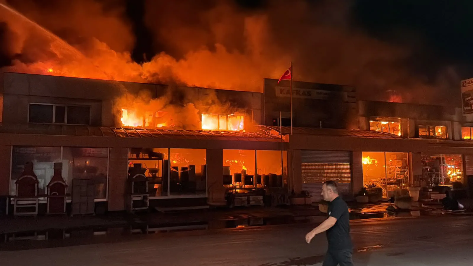 Eskişehir'de Sanayi Sitesinde Korkutan Yangın: TOMA'lar İtfaiyeye Destek İçin Sahaya İndi
