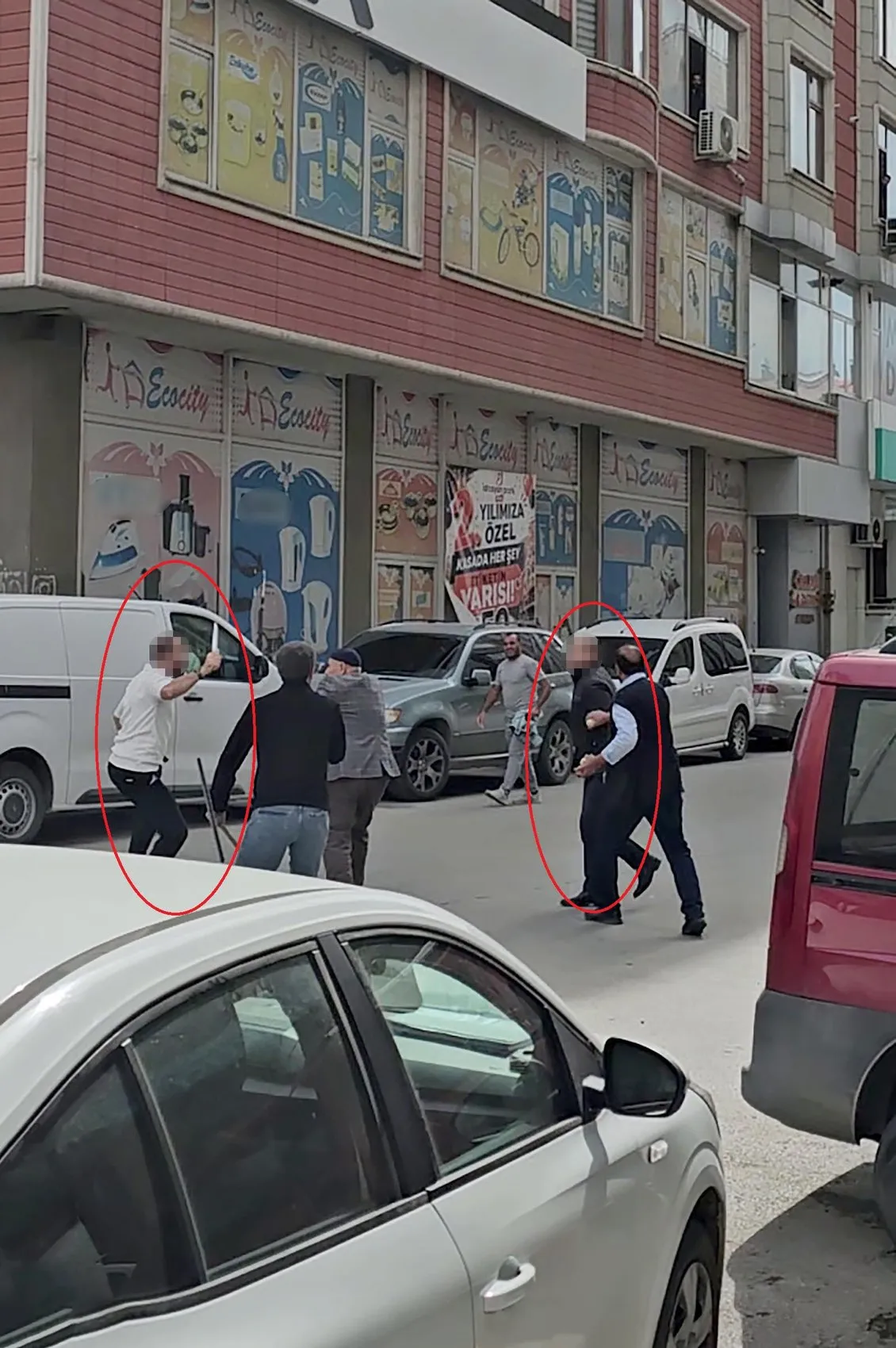 Erzurum'da dehşet anları: Bıçaklı saldırgana kurşun yağdırdı