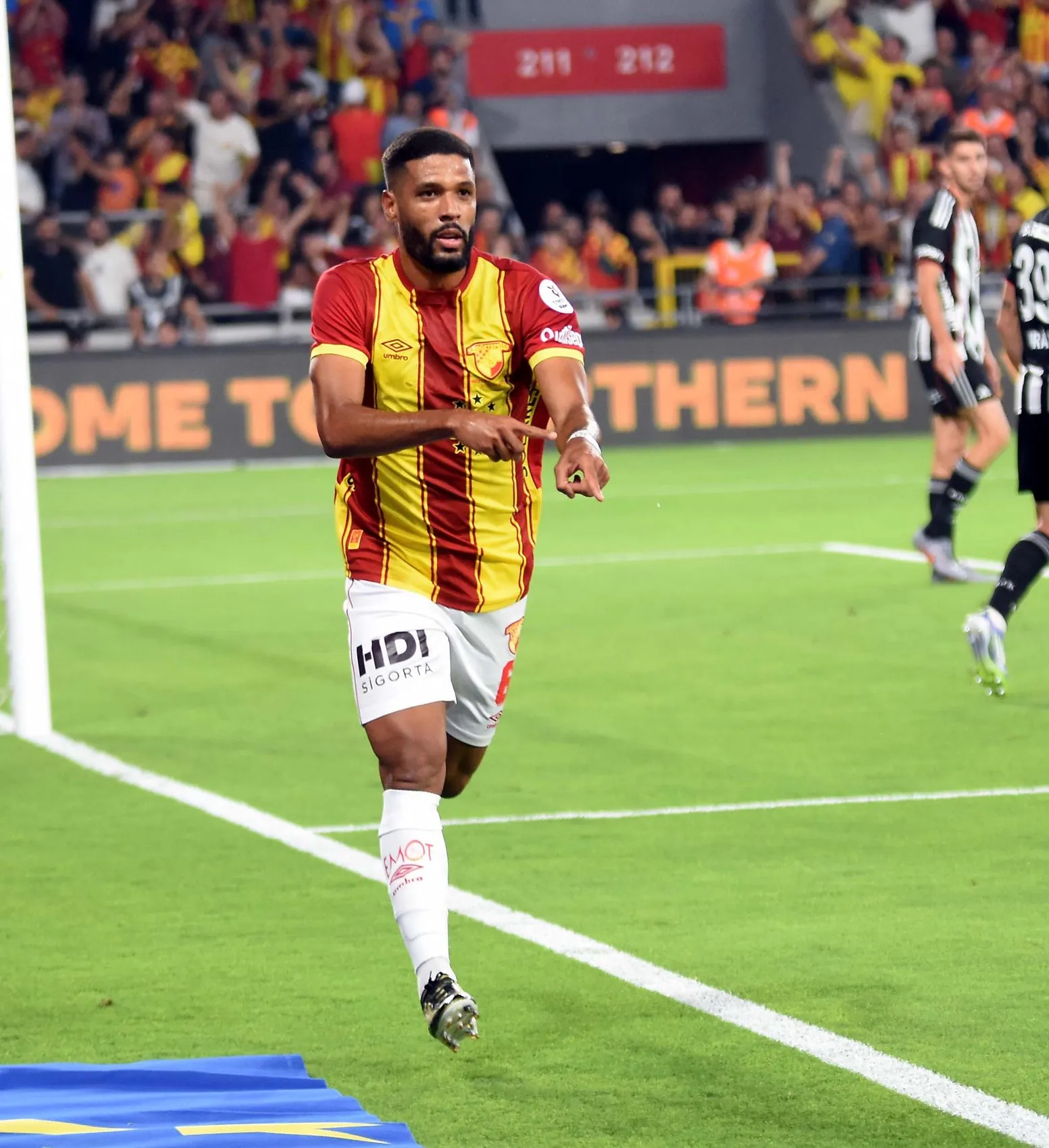 Göztepe'de Rhaldney'in şaşırtan yükselişi: Gönderilmek istenirken vazgeçilmez oldu