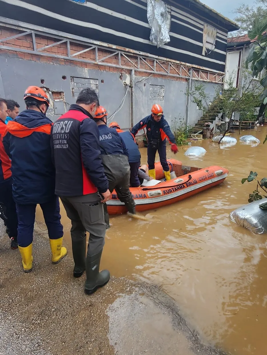 Mudanya'da kabus dolu anlar: Deniz karayla birleşti