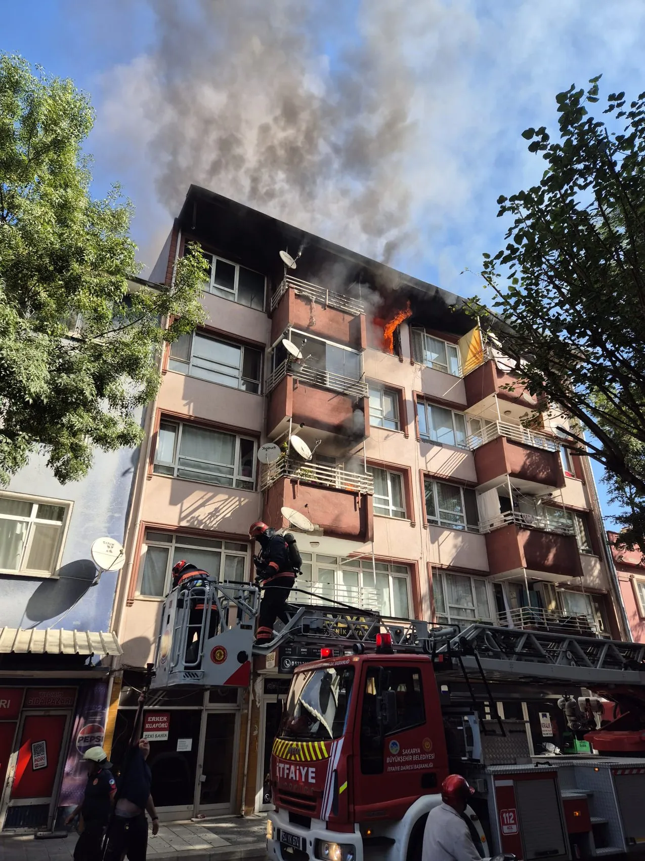 Adapazarı'nda korku dolu anlar: Alevlerin sardığı evden acı haber geldi