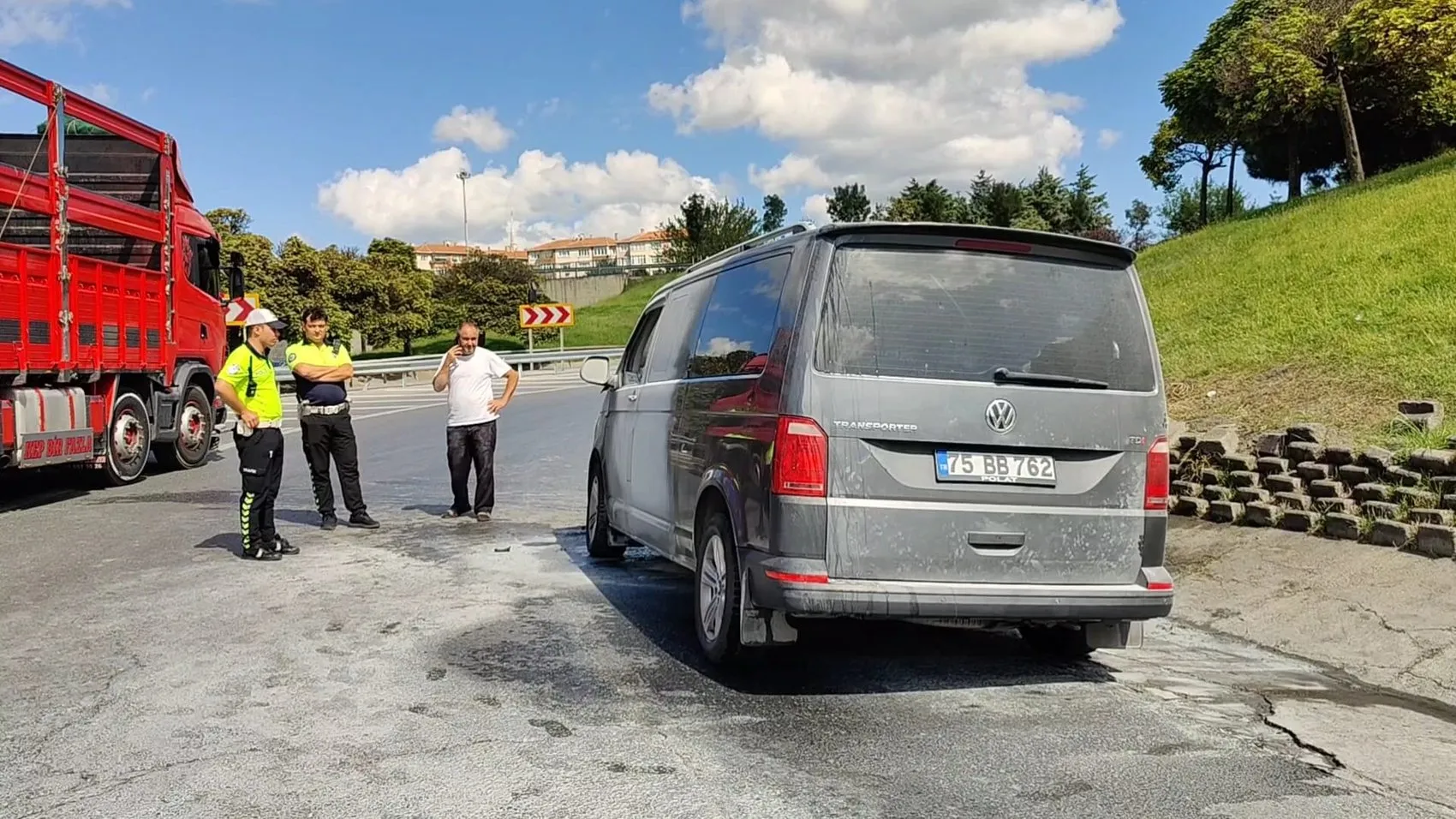 TEM Otoyolu'nda korku dolu anlar: Seyir halindeki minibüs alevlere teslim oldu
