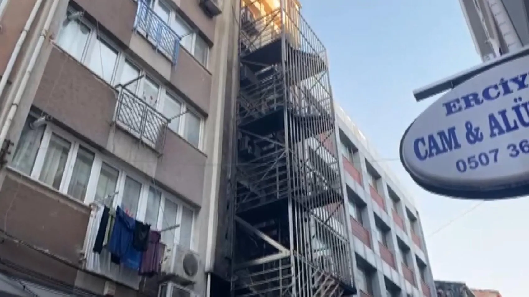 Bakırköy'de otel paniği: Alevler yükselirken tahliye operasyonu başlatıldı