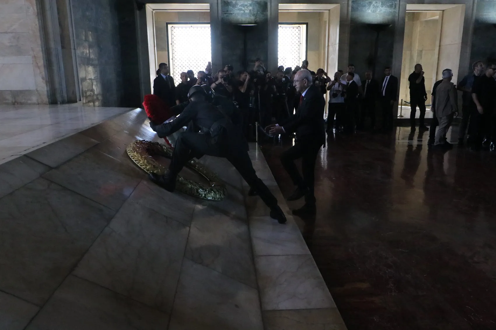 CHP'nin 103'üncü yıl dönümünde Anıtkabir'de tarihi buluşma: Kılıçdaroğlu'ndan demokrasi vurgusu
