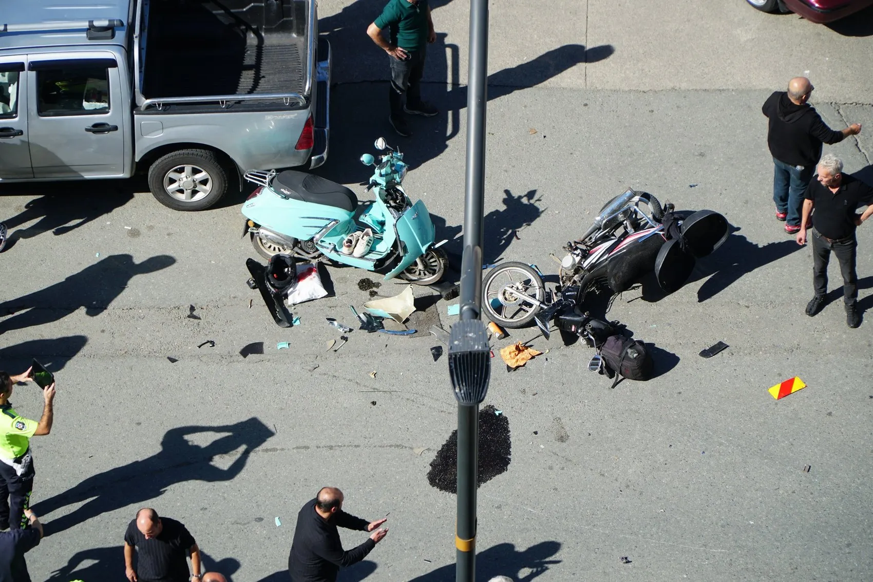 Pazar'da motosikletlerin kafa kafaya çarpıştığı o anlar kamerada