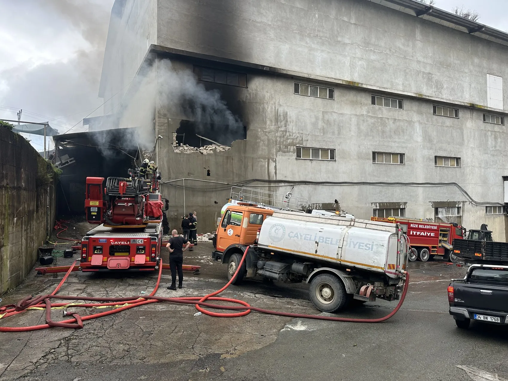 Çayeli'nde korku dolu anlar: Fabrika deposunu alevler teslim aldı