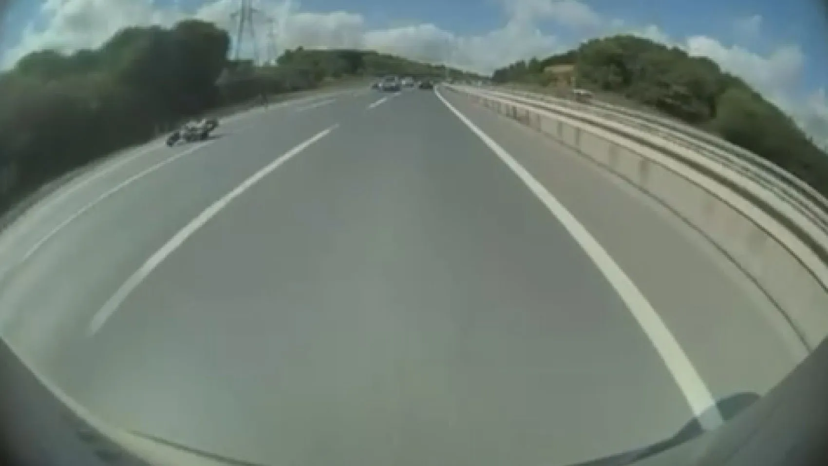 İstanbul Havalimanı yolunda korku dolu anlar: Motosikletli sürücü metrelerce sürüklendi