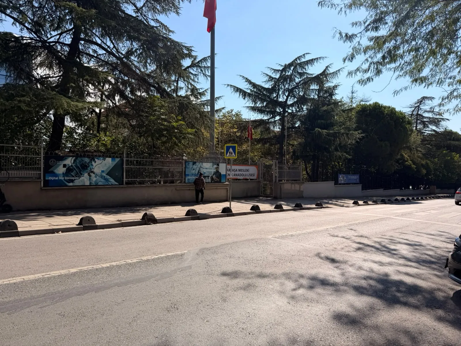 Sabah ders zili çalarken dehşet anları: Okul yolundaki öğrencilere otomobil çarptı