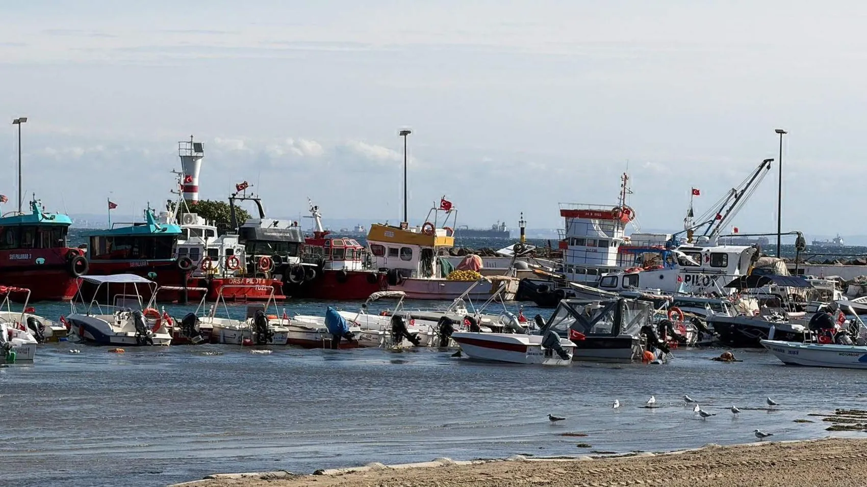 Tekirdağ'da hayatı durma noktasına getiren fırtına: Gökyüzü ve deniz sessizliğe büründü