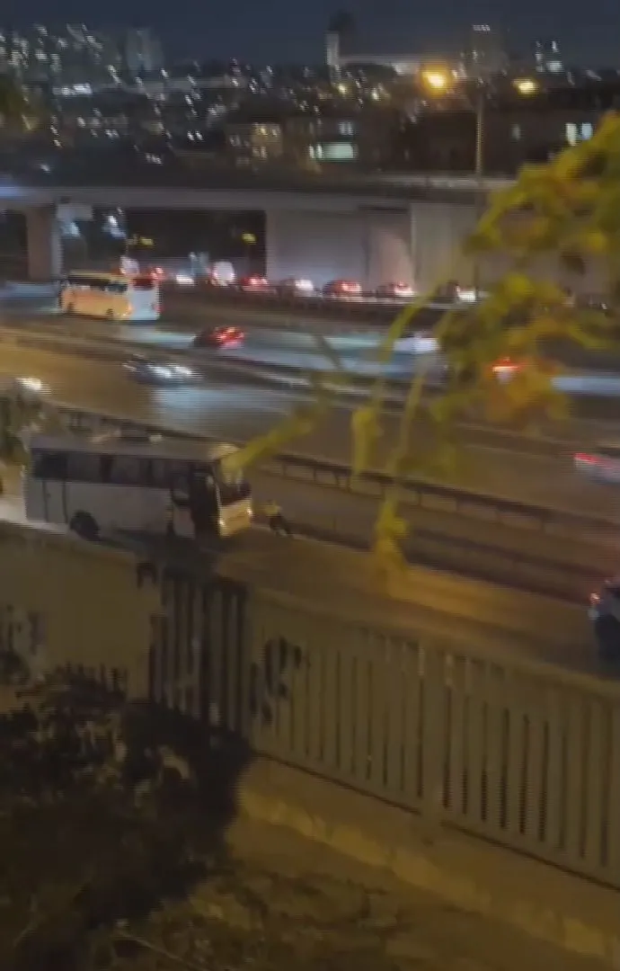 TEM Otoyolu'nda şaşırtan görüntü: Trafik polisi aracı tek başına itmeye çalıştı