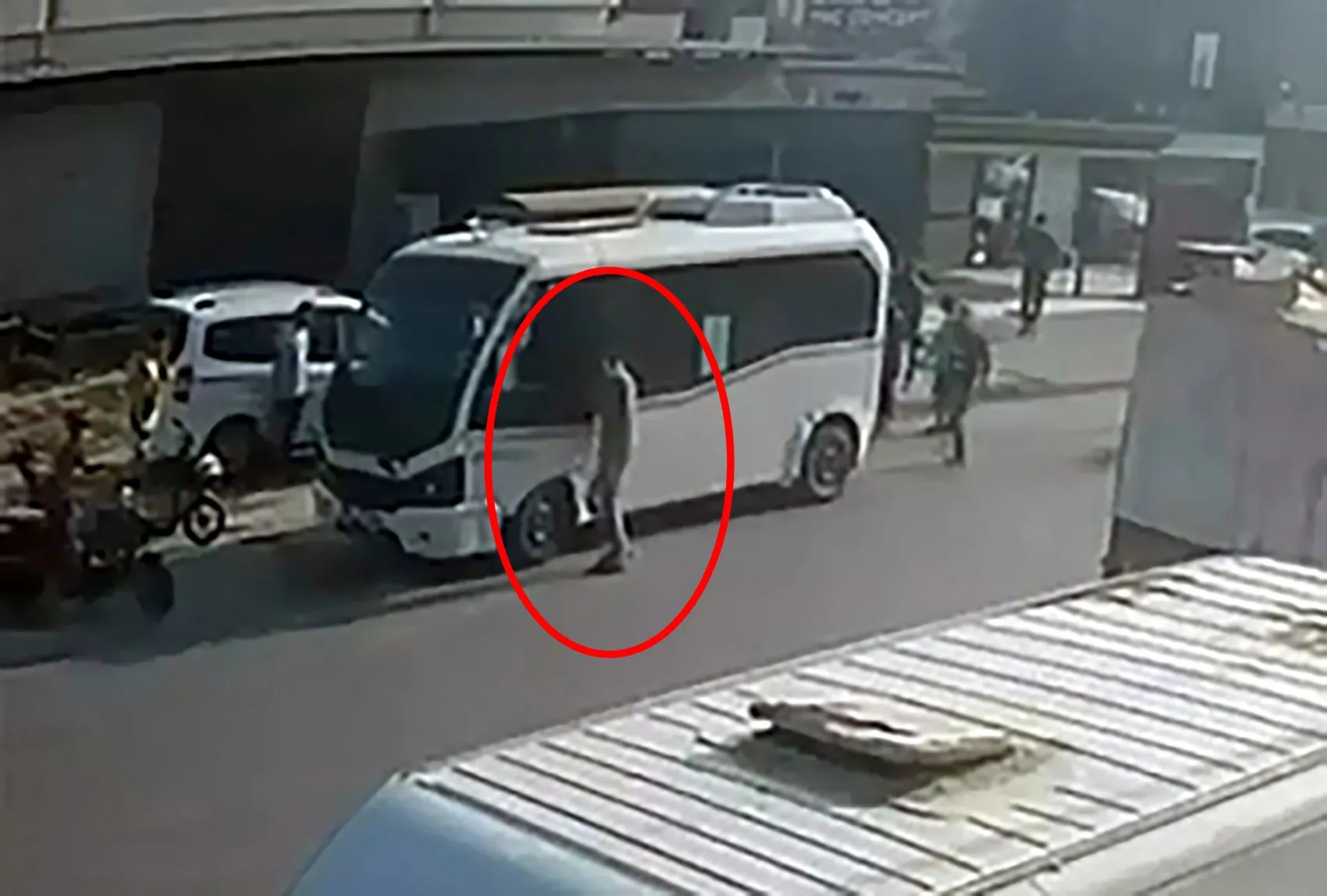 Adana'da dehşet anları: Minibüsün çarptığı çocuk için yaşam mücadelesi