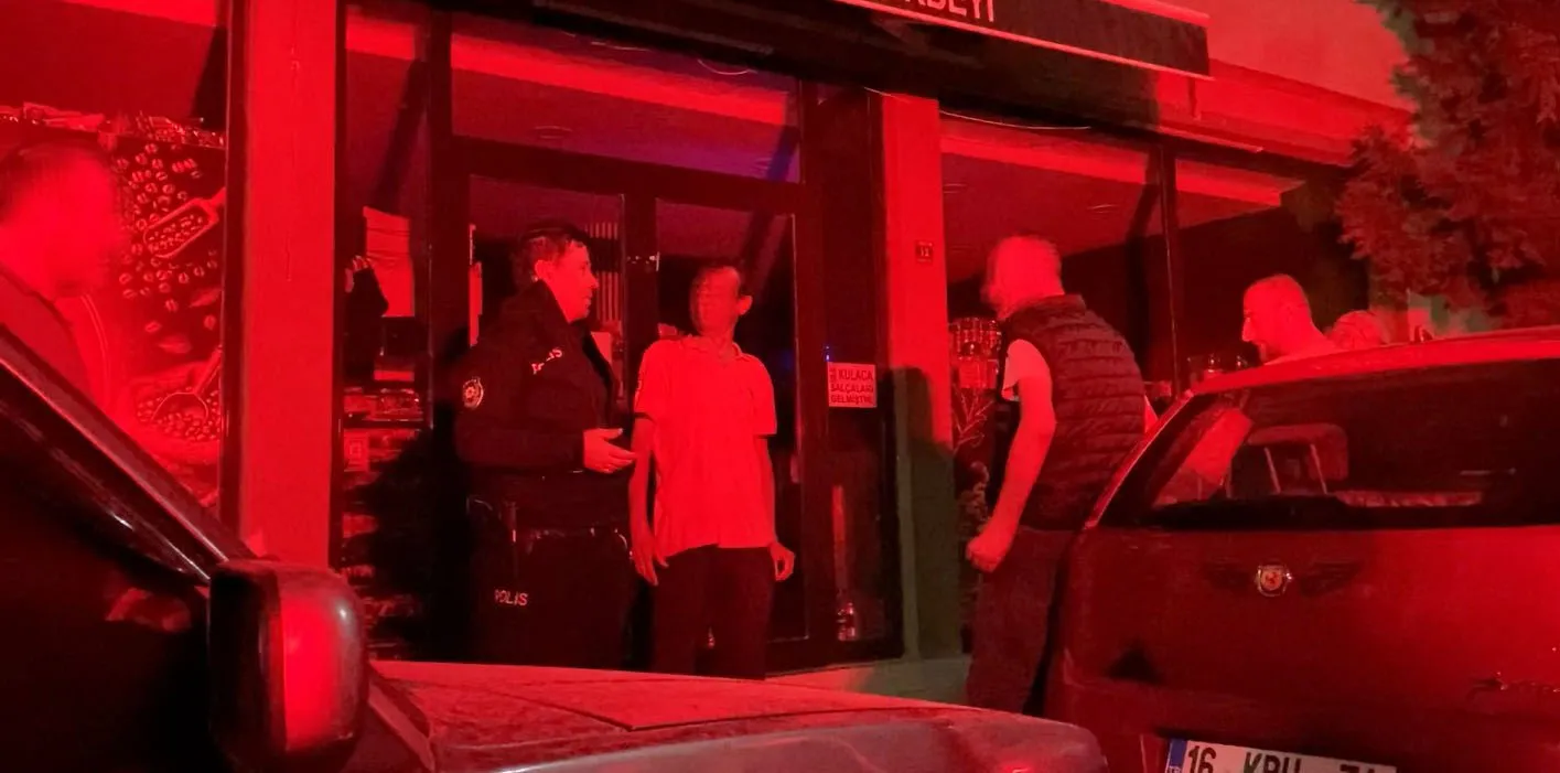 İnegöl'de alkollü sürücü ve arkadaşlarının polis ekipleriyle yaşadığı gergin anlar kamerada