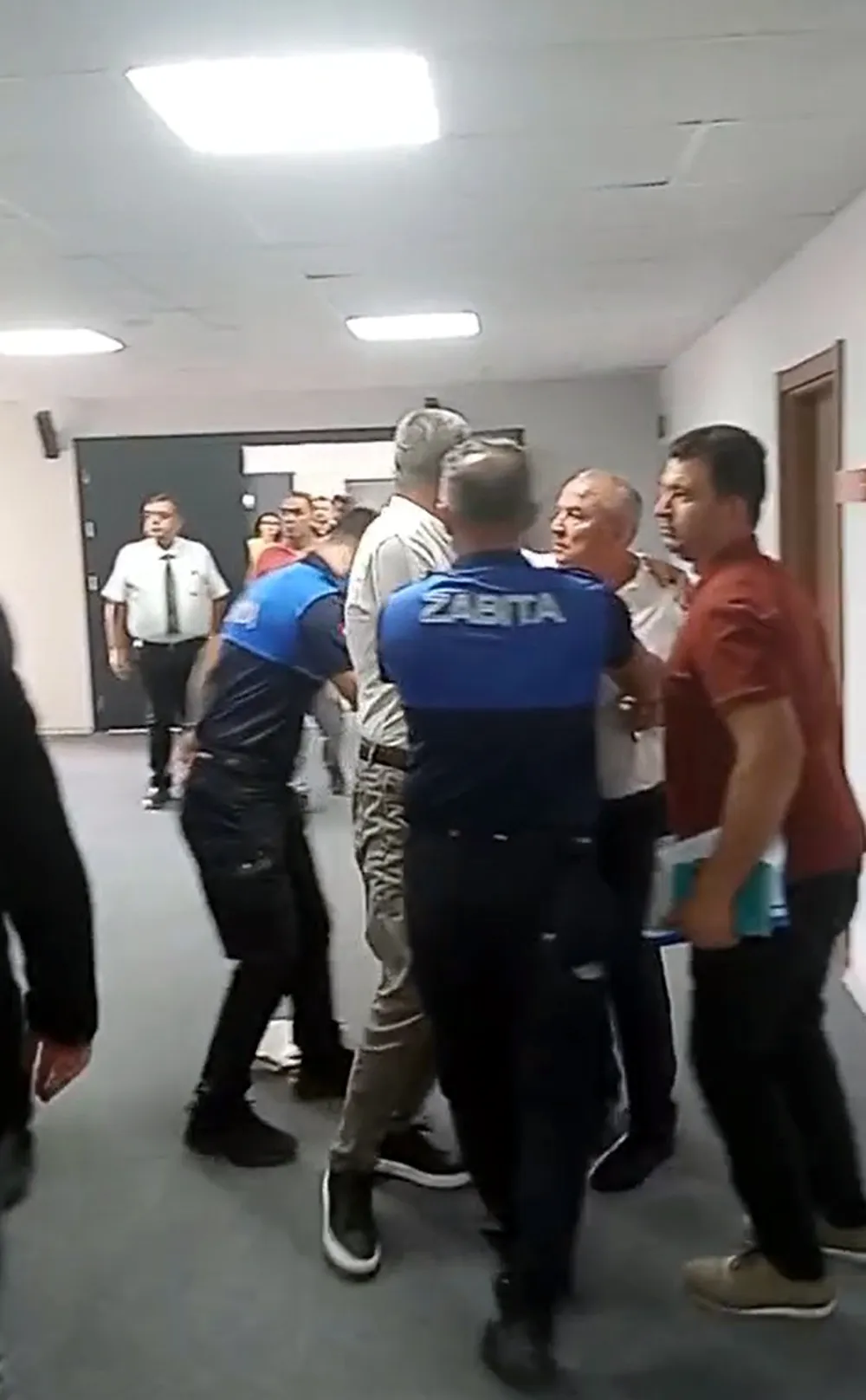 Edirne Belediye Meclisi'nde tansiyon yükseldi: Sözlü tartışma fiziksel kavgaya dönüştü