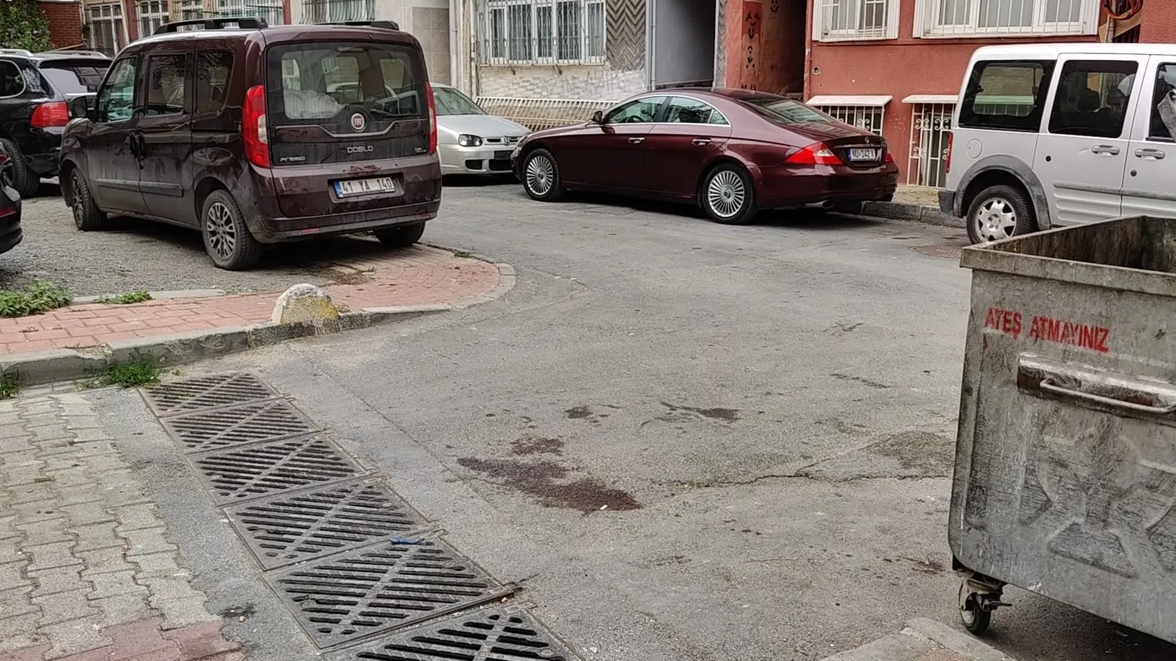 Fatih'te arkadaş kavgası kanlı bitti: Bir genç kalbinden bıçaklanarak hayatını kaybetti