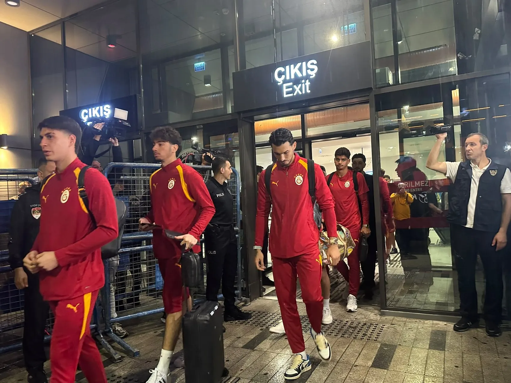 Dev maç öncesi Trabzon'a çıkarma: Galatasaray'da kritik eksikler dikkat çekiyor
