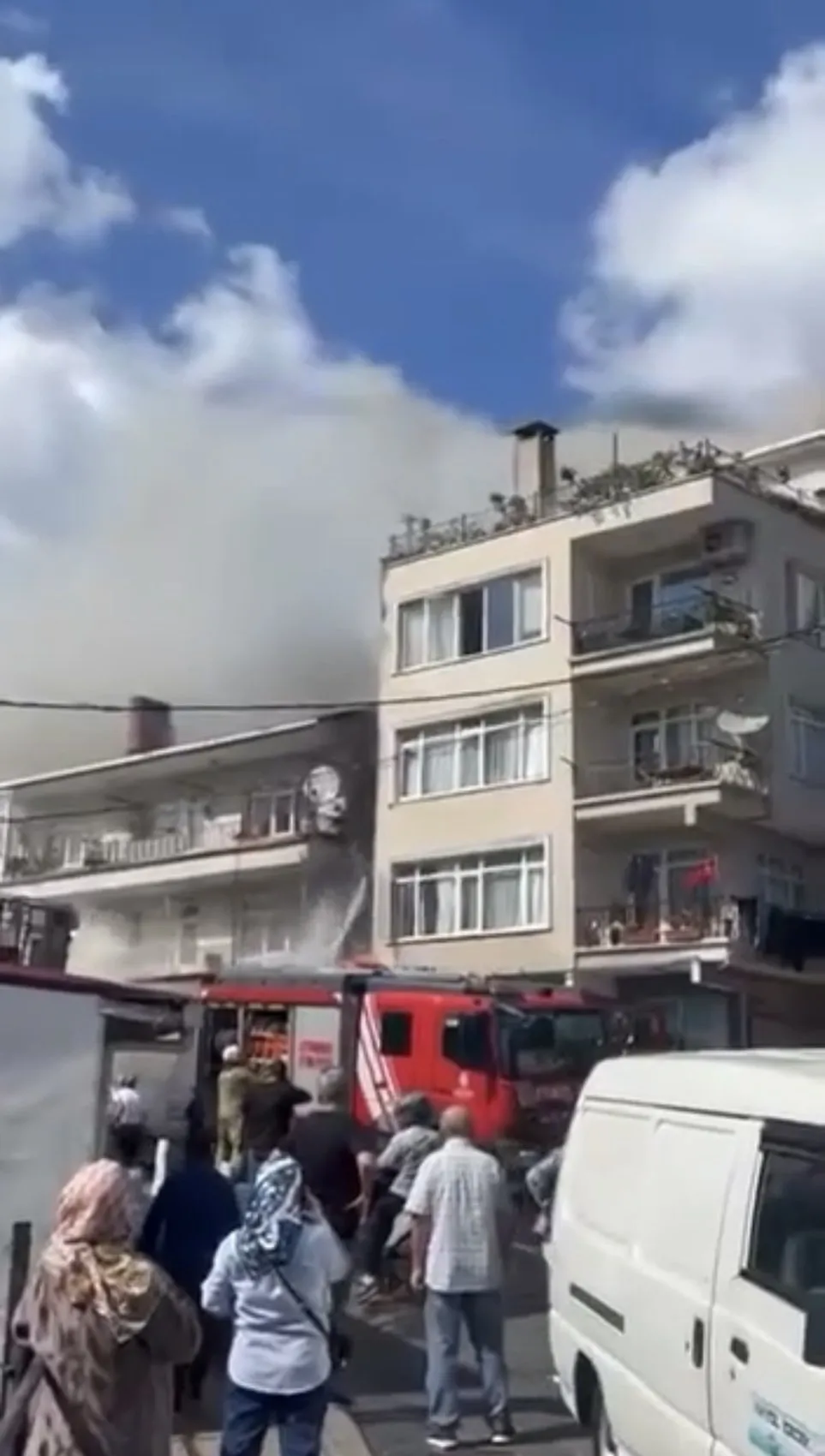 Sarıyer'de korkutan çatı yangını: Park halindeki araç hurdaya döndü