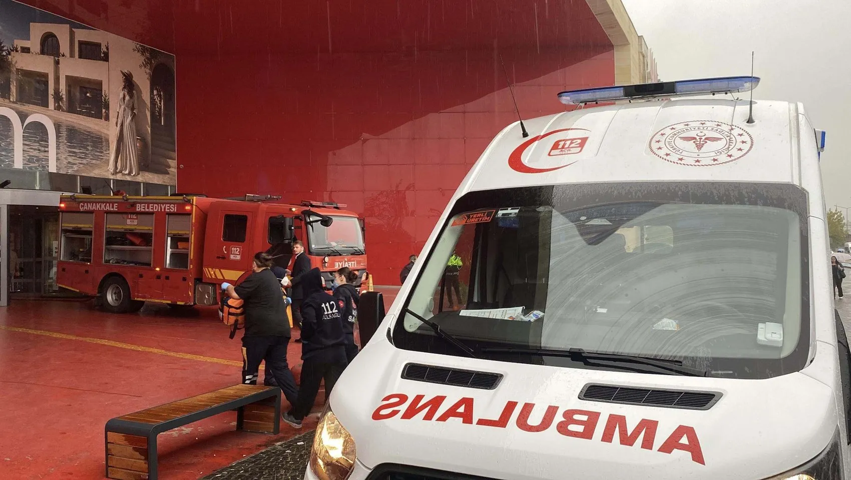 Çanakkale'de sabah saatlerinde AVM'yi dumanlar sardı