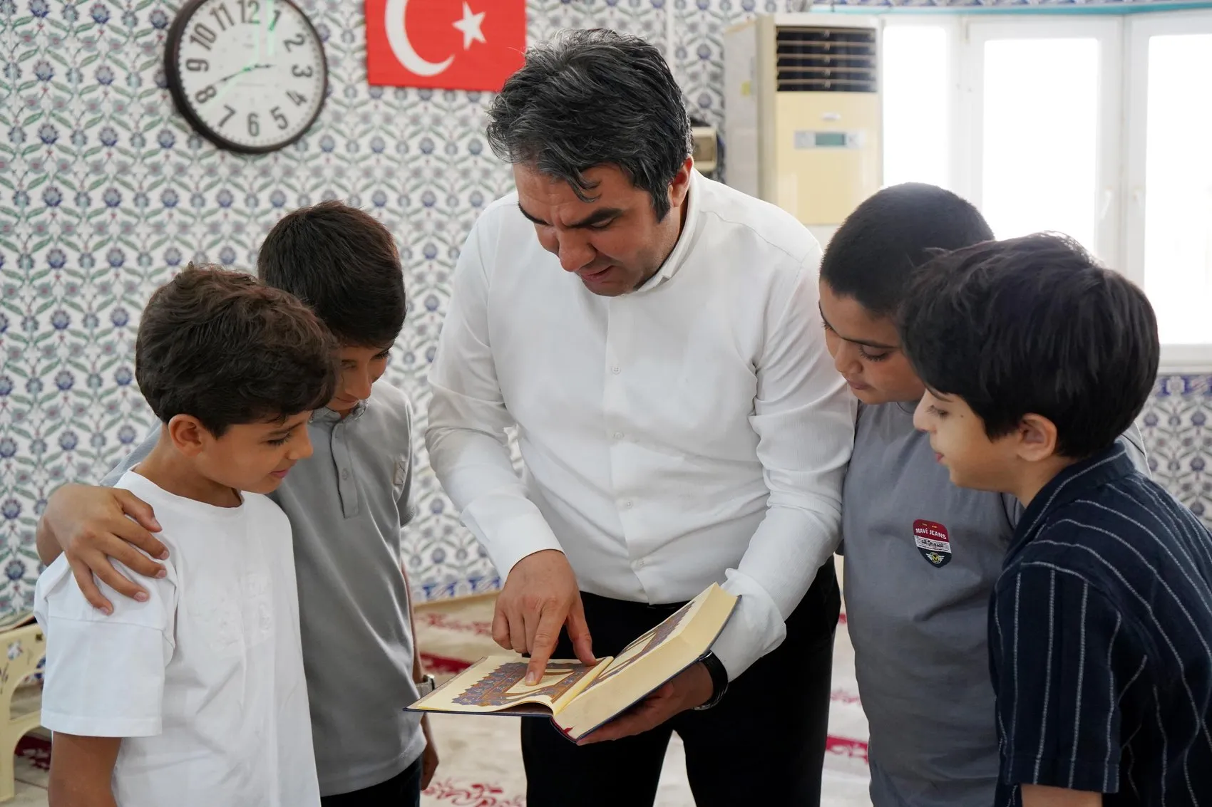 Cami kapısında başlayan tesadüf: Bir gencin arayışı binlerce gence umut oldu
