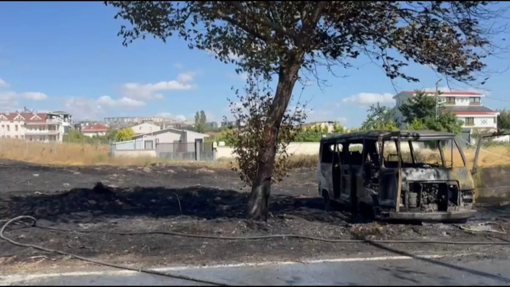 Beylikdüzü'nde korkutan anlar: Otluk alandaki alevler park halindeki aracı yuttu