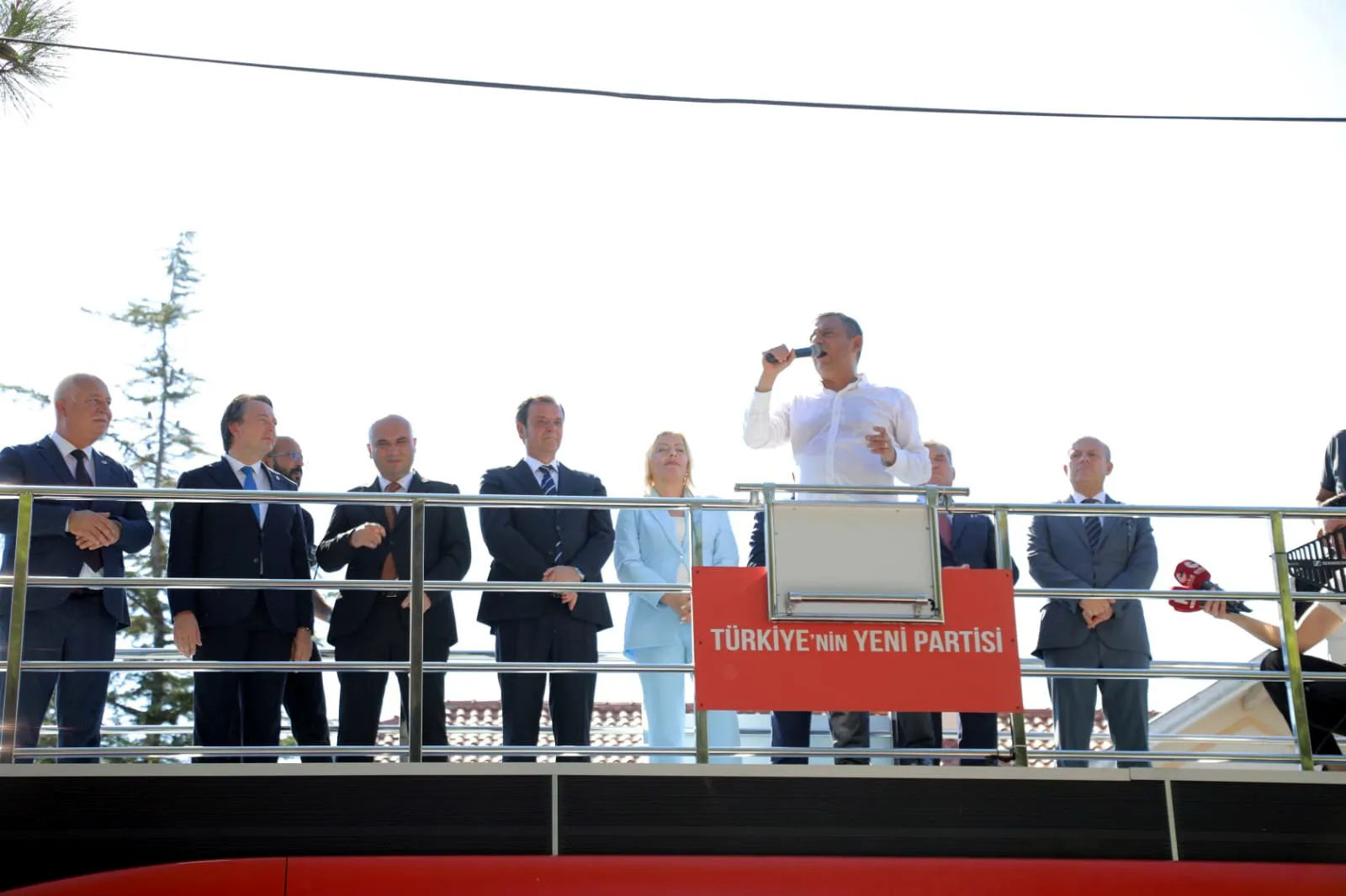 Özgür Özel'den çiftçiye geçim garantisi: Otoyol müteahhitlerine var da köylüye neden yok?