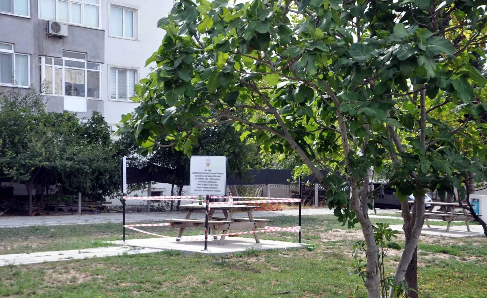 Lüleburgaz'da parkta şok uygulama: Kirletilen oturma grubu mühürlendi