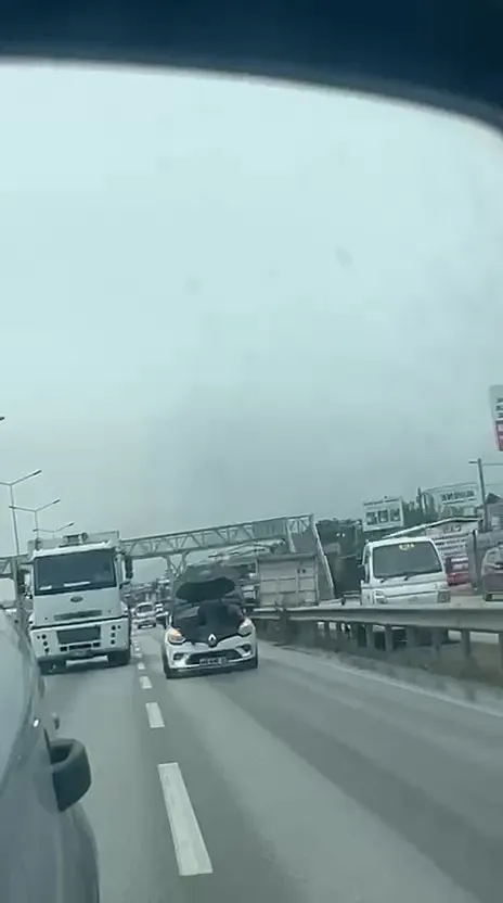 Bursa trafiğinde akıllara durgunluk veren görüntü: Kaputu açık otomobilin motorunda yolculuk yaptı