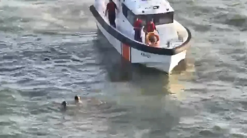 Samandağ açıklarında ölümle burun buruna gelen iki kişiye sahil güvenlik eli uzandı