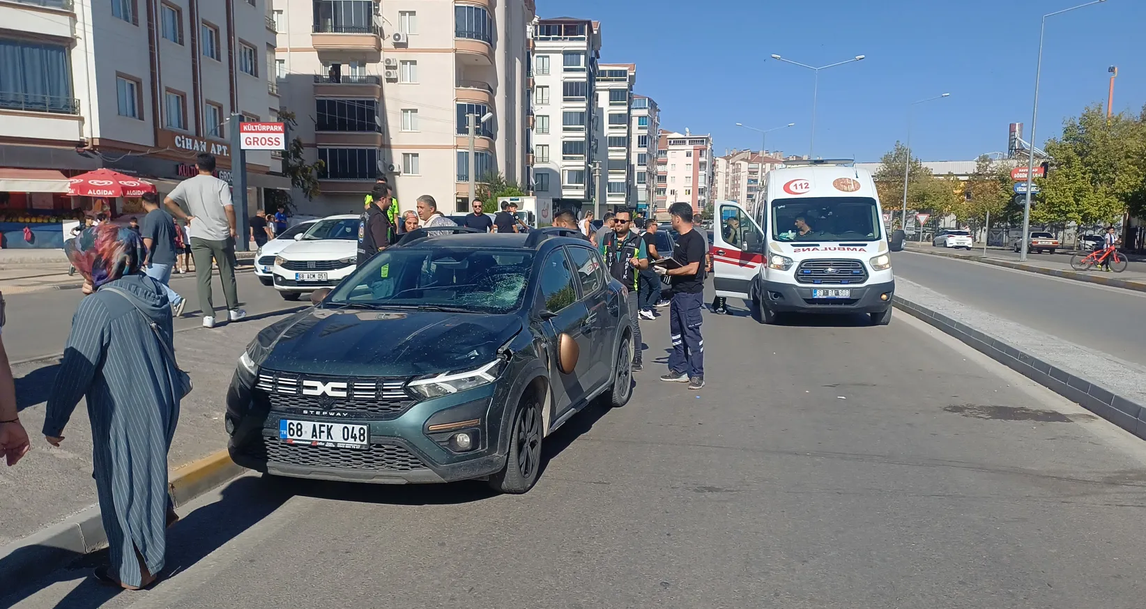Aksaray'da acı kaza: Yeni tayin olan polis memuru ve eşine otomobil çarptı