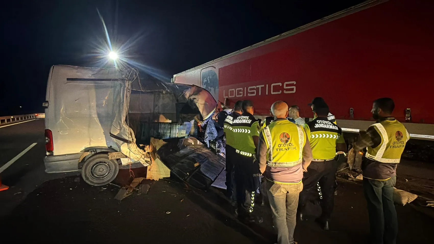 TEM Otoyolu'nda gece yarısı dehşeti: Minibüs TIR'a çarptı
