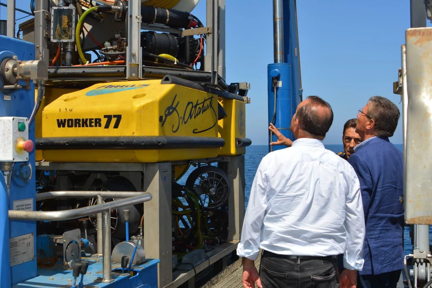 Girne açıklarında zamana karşı yarış: Batan gemi için seferberlik sürüyor