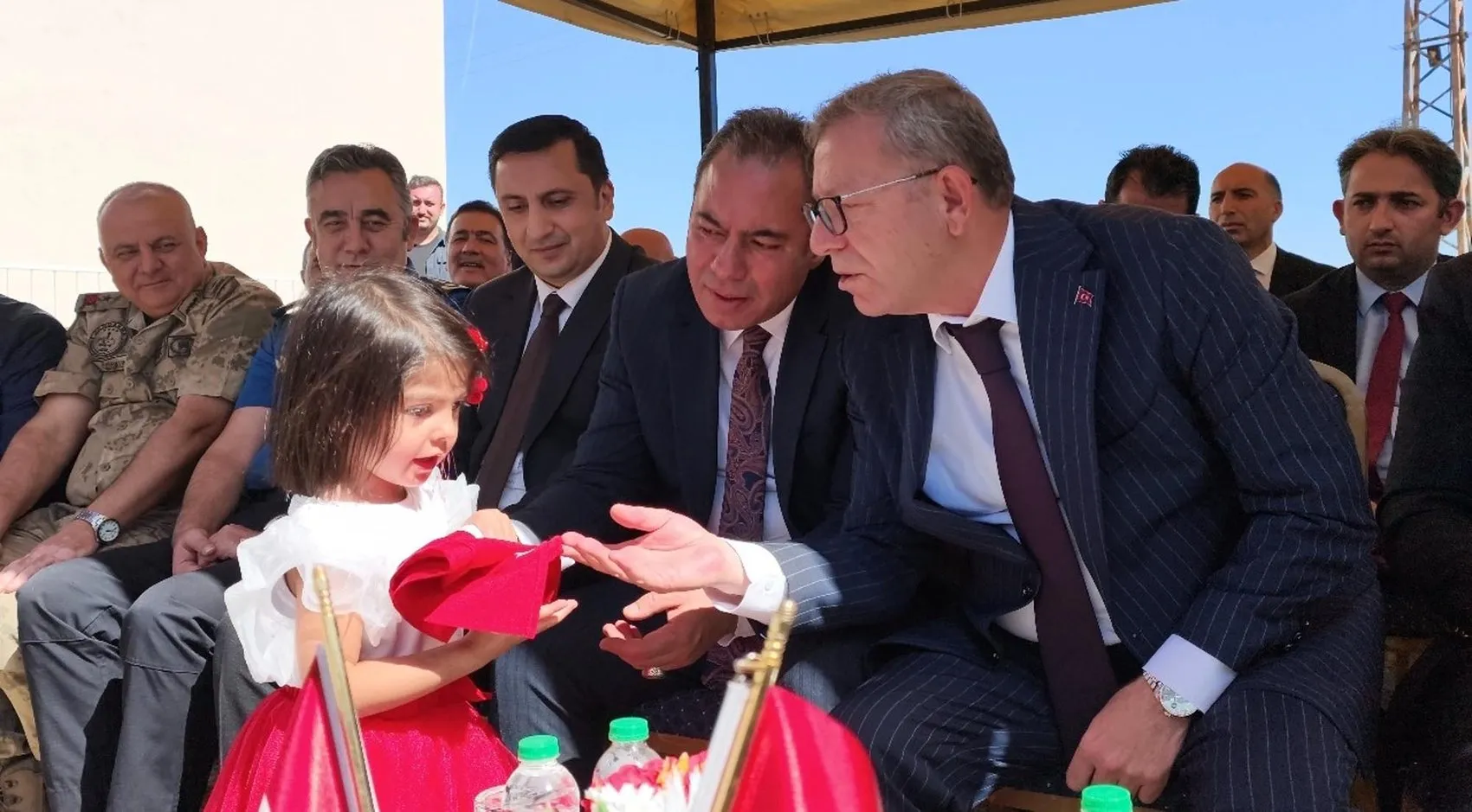 Minik Begüm'ün sahne heyecanı: Ağabeyine özendi, törenin yıldızı oldu