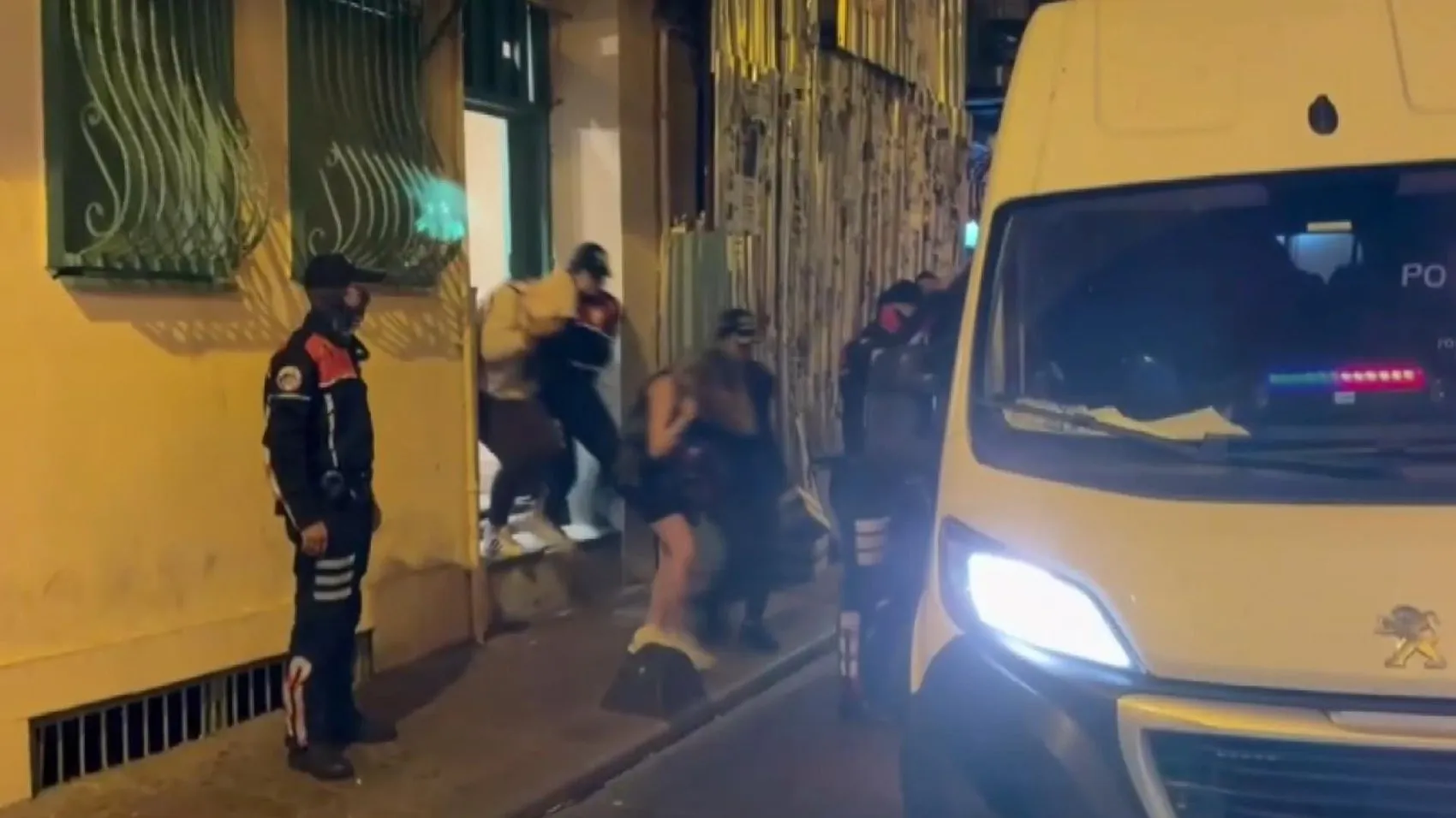 Beyoğlu'nun karanlık sokaklarında dronlu takip: Fuhuş pazarlığı havadan görüntülendi