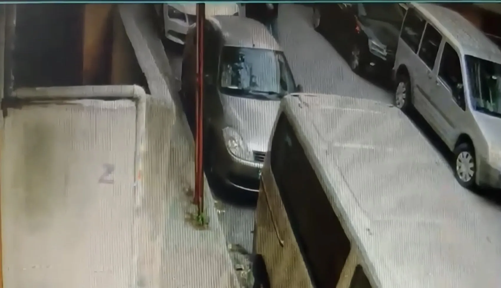 75 yaşındaki adama servis dehşeti: Yol vermediği iddiasıyla yumruklayıp kaldırıma savurdu