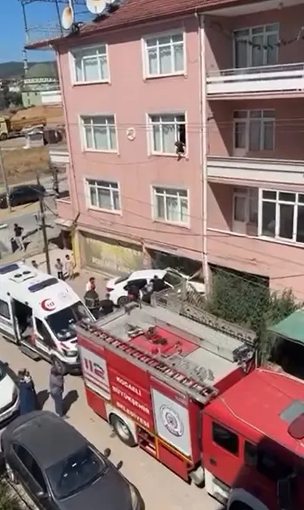 Derince'de korku dolu anlar: Kontrolden çıkan araç dükkana daldı