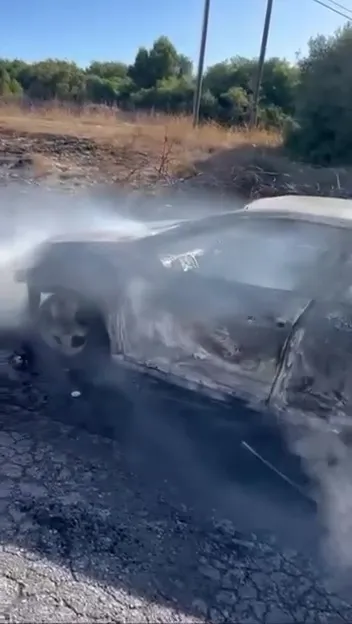 Gebze'de sabah saatlerinde korkutan manzara: Park halindeki araç küle döndü