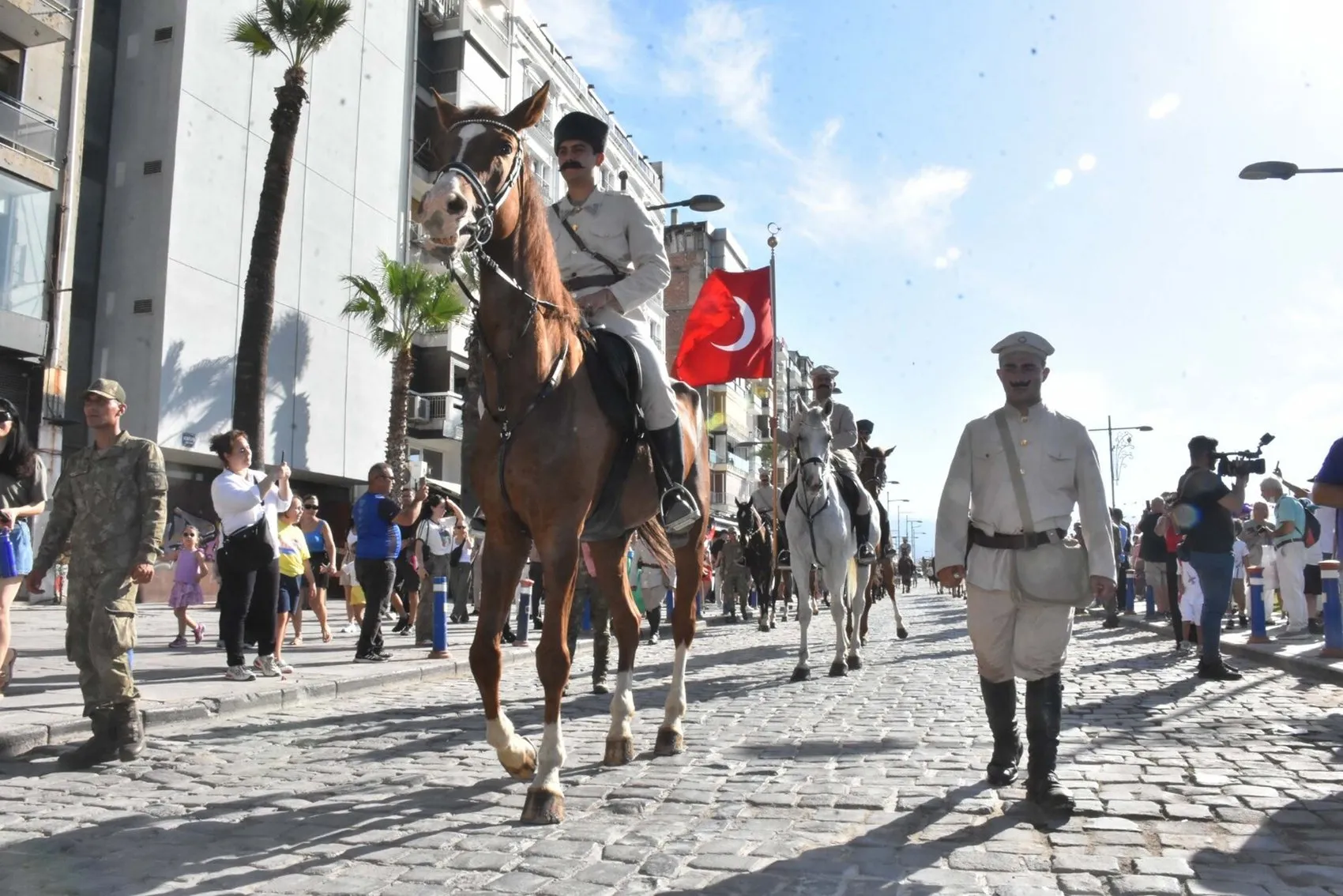 İzmir semalarında nefes kesen kutlama: Kurtuluş coşkusu gökyüzüne taşındı
