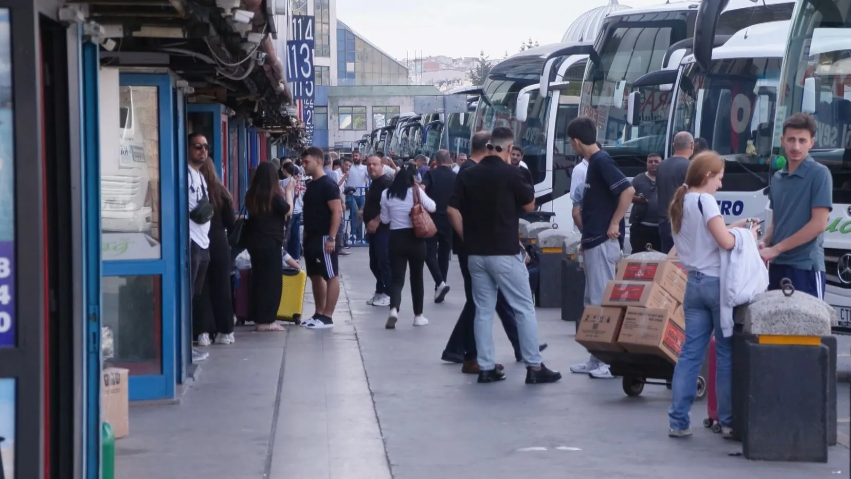 İstanbul'da okul zili öncesi büyük göç: Otogarlarda adım atacak yer kalmadı