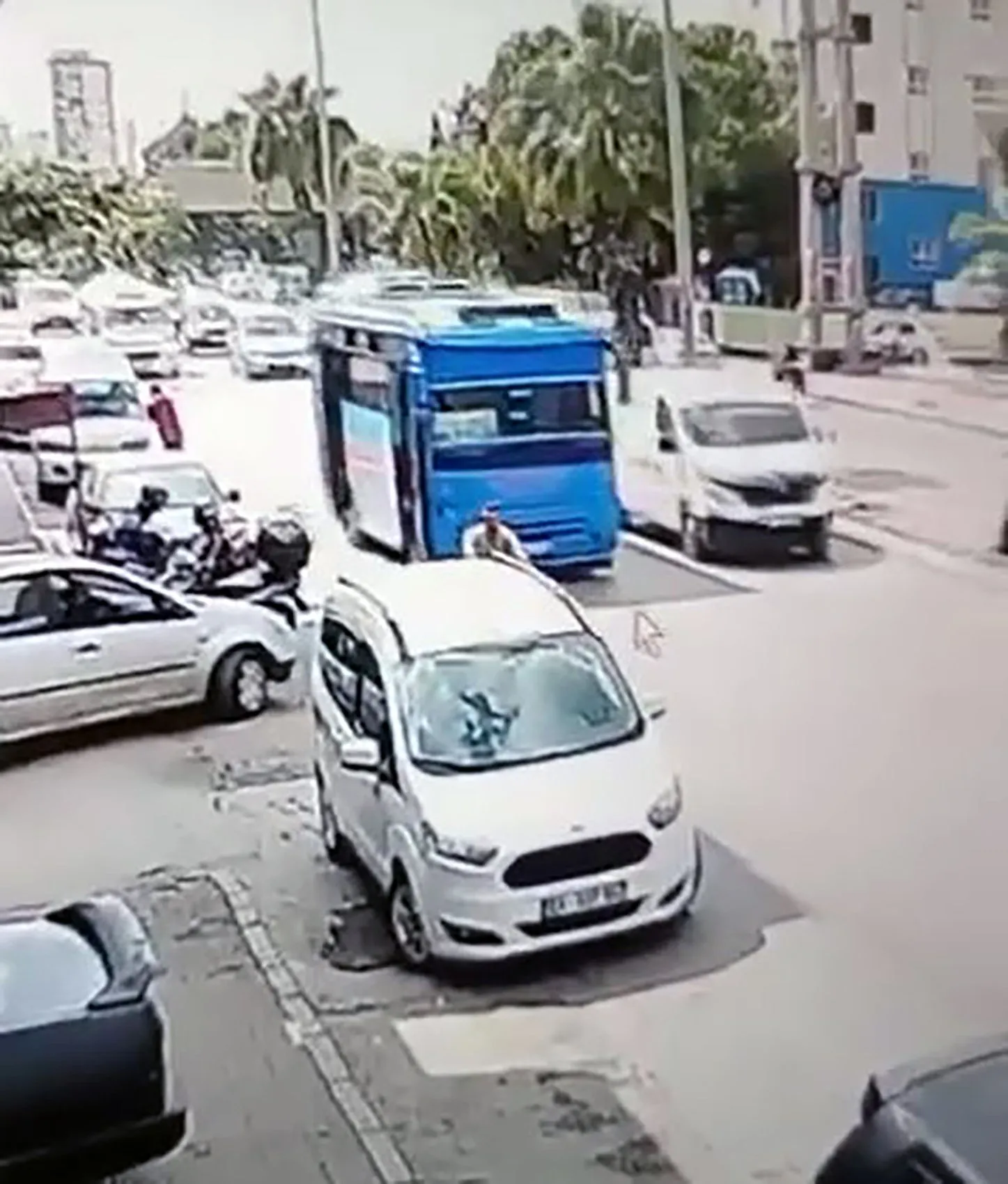 Adana'da dehşet anları: Otobüsün açık kapısı bisikletliyi yola savurdu