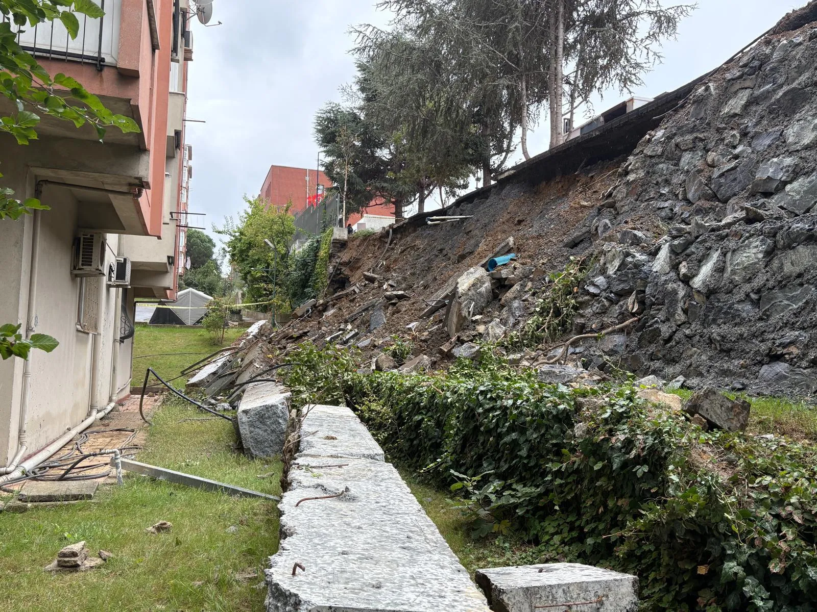 Etiler'de korkutan çökme: Lise duvarı site bahçesine devrildi