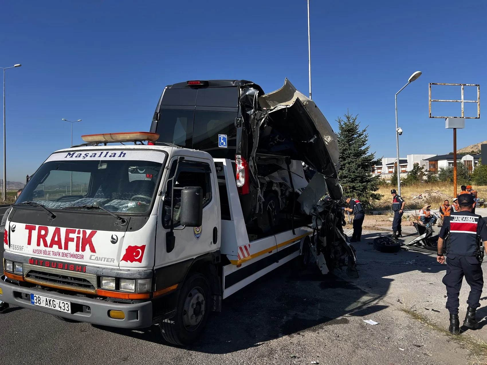 Kayseri yolunda sabah dehşeti: Fransa'dan gelen araç duraktaki otobüse daldı