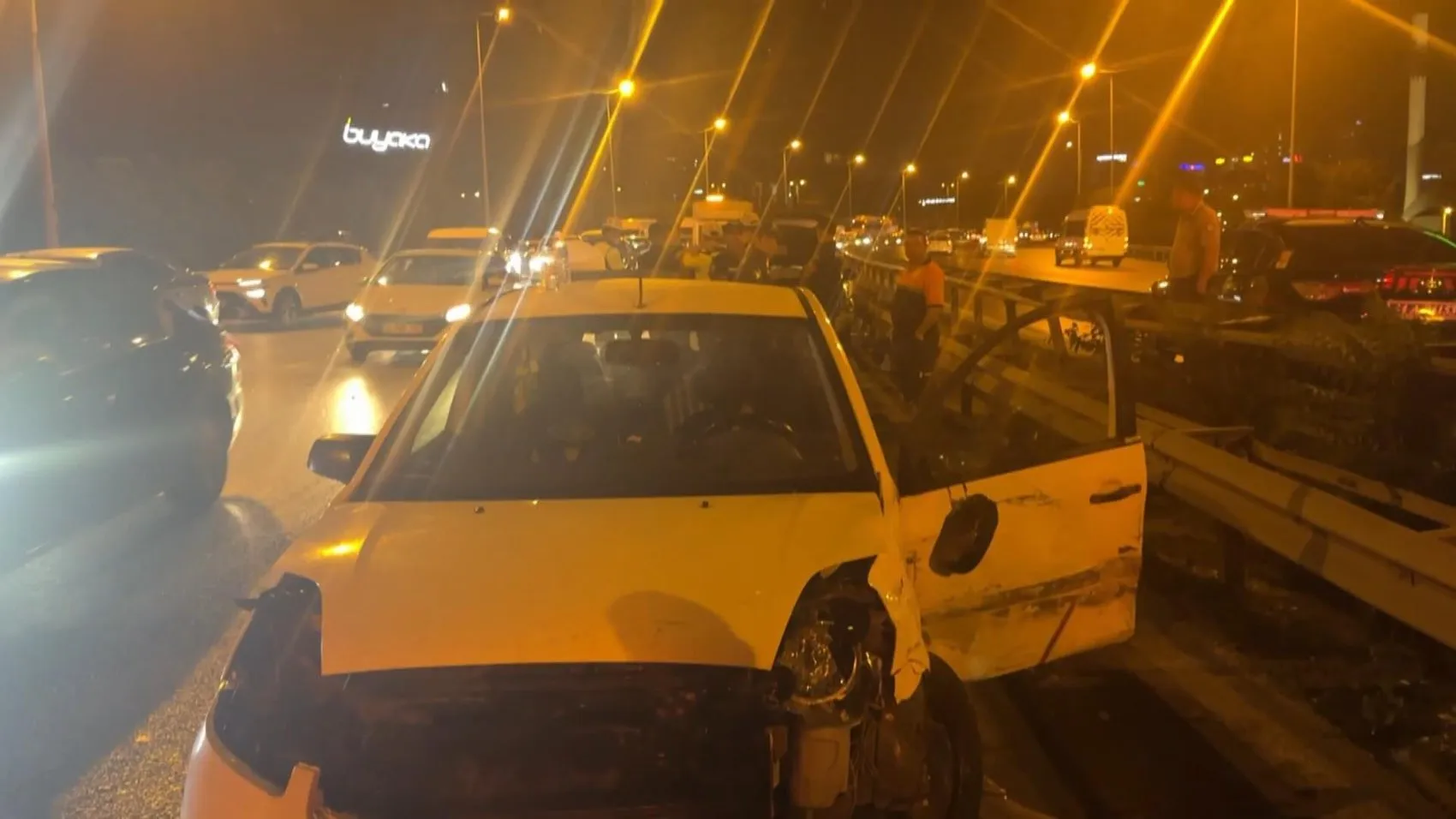 Ümraniye'de gece yarısı dehşeti: Zincirleme kazaya karışan sürücü olay yerinden kayıplara karıştı