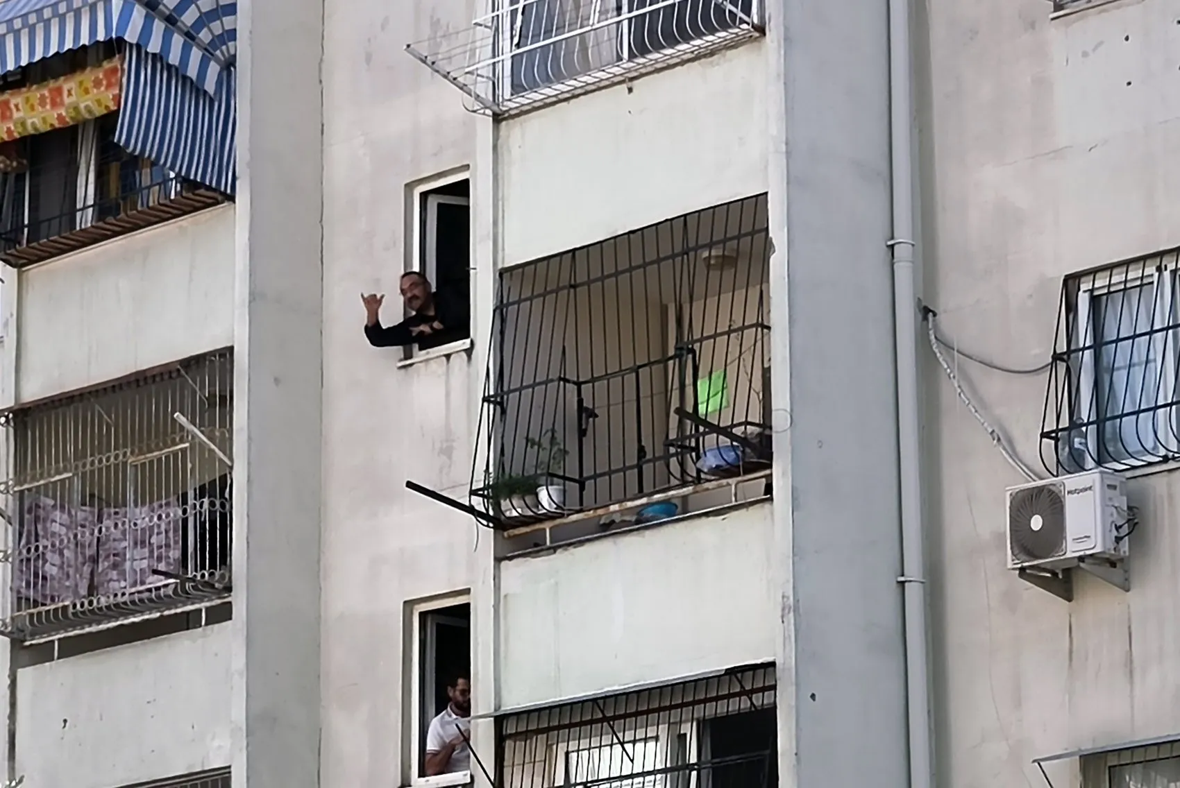 Adana'da dehşet anları: Polise el bombasıyla direnen firari ve suç ortağı cezaevine gönderildi