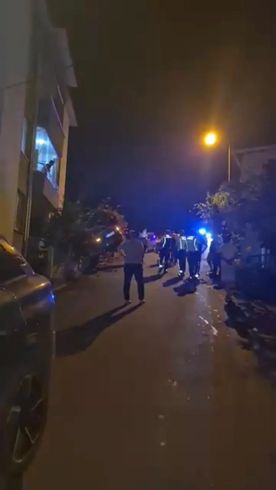 Ünye'de şaşkına çeviren kaza: Duvarın üzerinde askıda kalan araçtan inip sırra kadem bastı