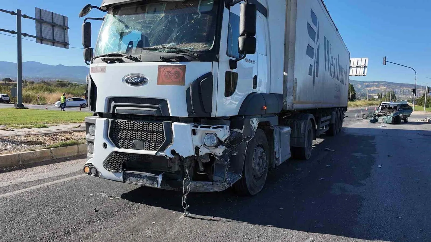 Gediz'de sabah saatlerinde dehşet anları: Otomobil hurdaya döndü