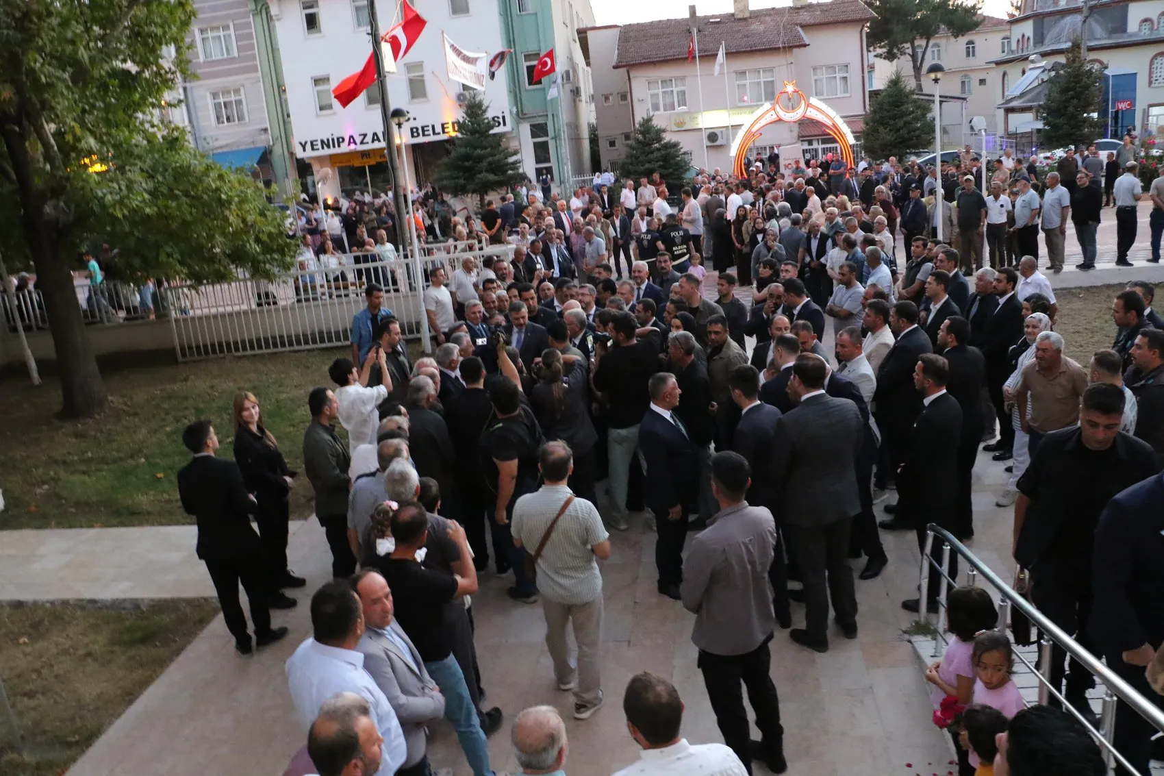 Yıllar sonra aynı topraklarda: Bakan Çiftçi'nin duygusal Yenipazar ziyareti