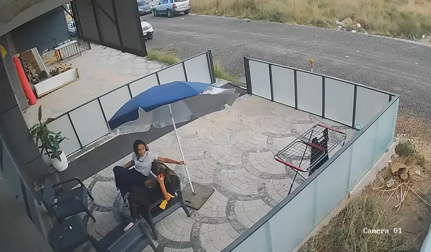 Aksaray'da şemsiye ile imtihan: Rüzgara karşı verdikleri mücadele kamerada