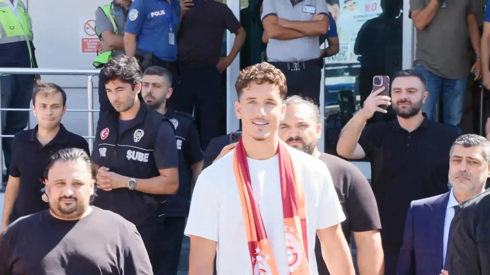 Galatasaray'ın yeni golcüsü İstanbul'a ayak bastı: Taraftarlarla ilk buluşma gerçekleşti