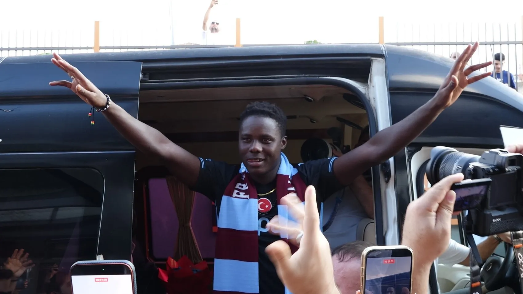 Bordo-Mavili Taraftarların Yeni Gözdesi Trabzon'a İndi: Franculino Dju'dan İlk Mesaj