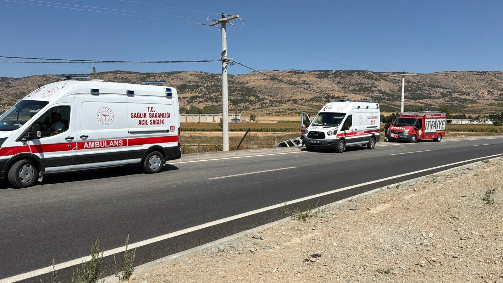 Eskişehir yolunda korkunç kaza: Aynı aileden üç kişi beton duvara çarptı